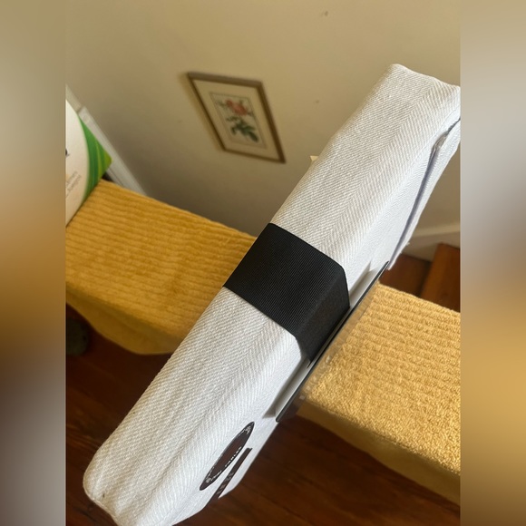 FieldCrest Luxury, table cloth with storage bag. - Picture 4 of 4